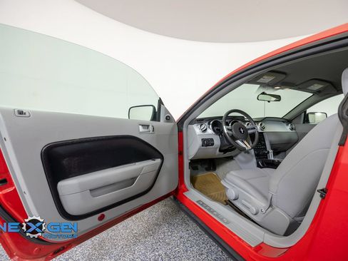 Used 2006 Ford Mustang Coupe RWD image 9