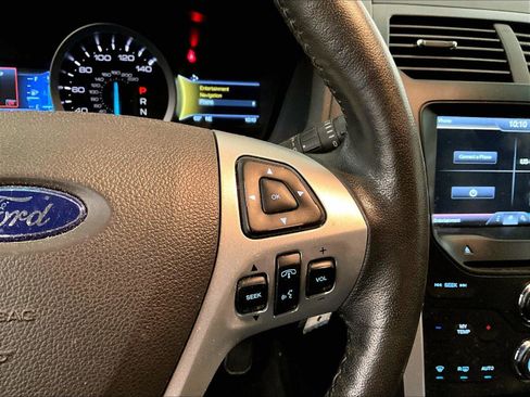 Used 2015 Ford Explorer XLT w/ Equipment Group 202B AWD/4WD image 18