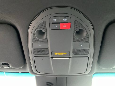 Used 2025 Genesis G70 2.5T image 17