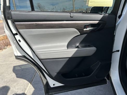 Used 2021 Toyota Highlander Limited image 24