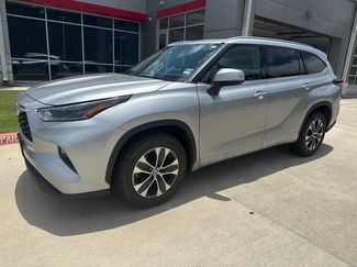 Used 2021 Toyota Highlander XLE FWD video 1