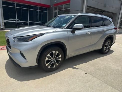 Used 2021 Toyota Highlander XLE FWD image 1