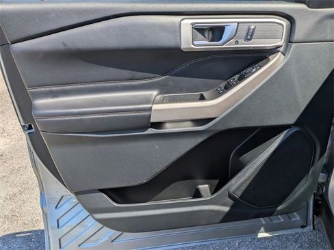 Used 2023 Ford Explorer Limited image 12