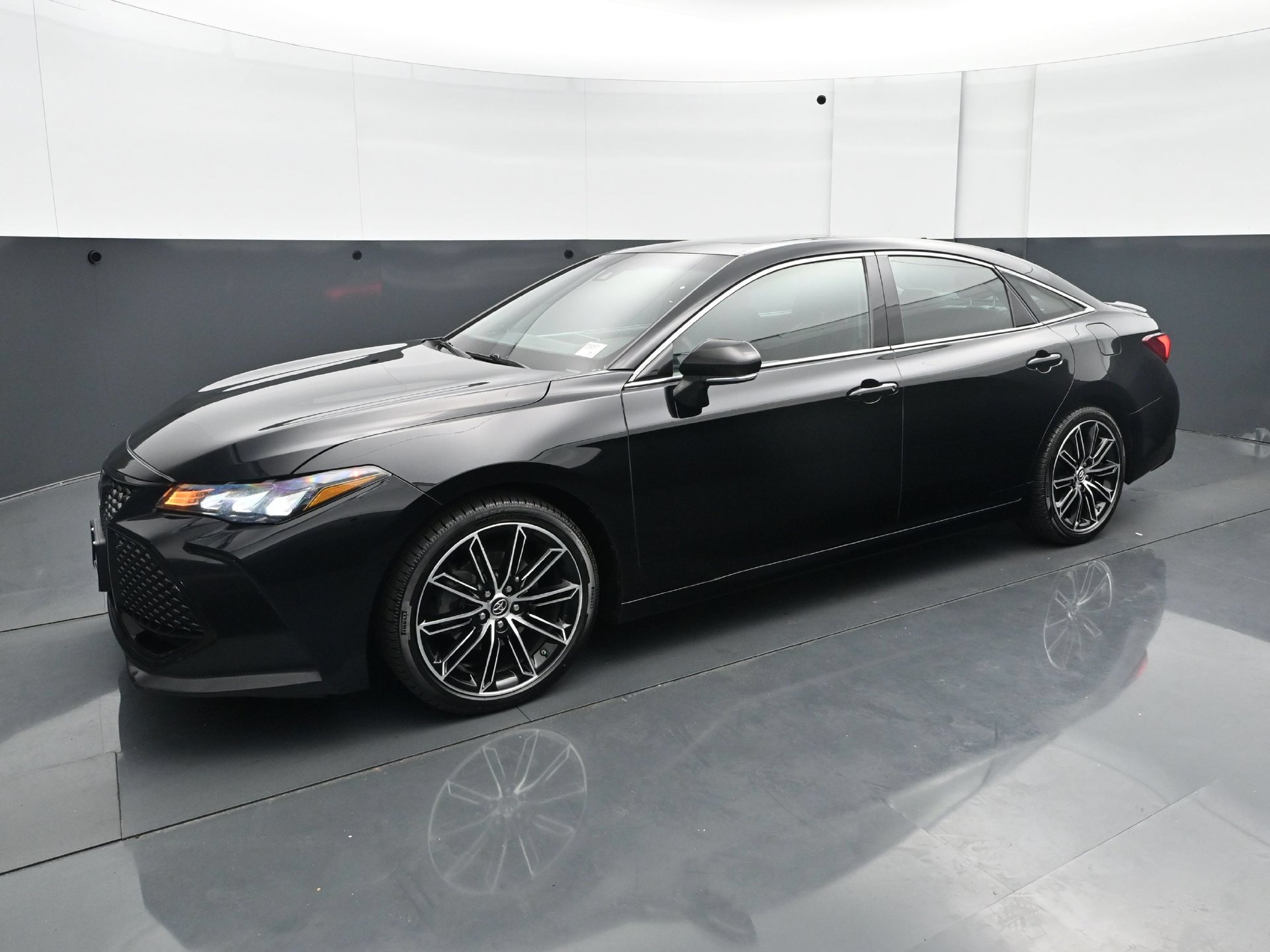 Used 2019 Toyota Avalon XSE FWD image 2
