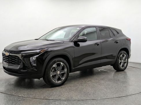 Used 2025 Chevrolet Blazer LT FWD image 3