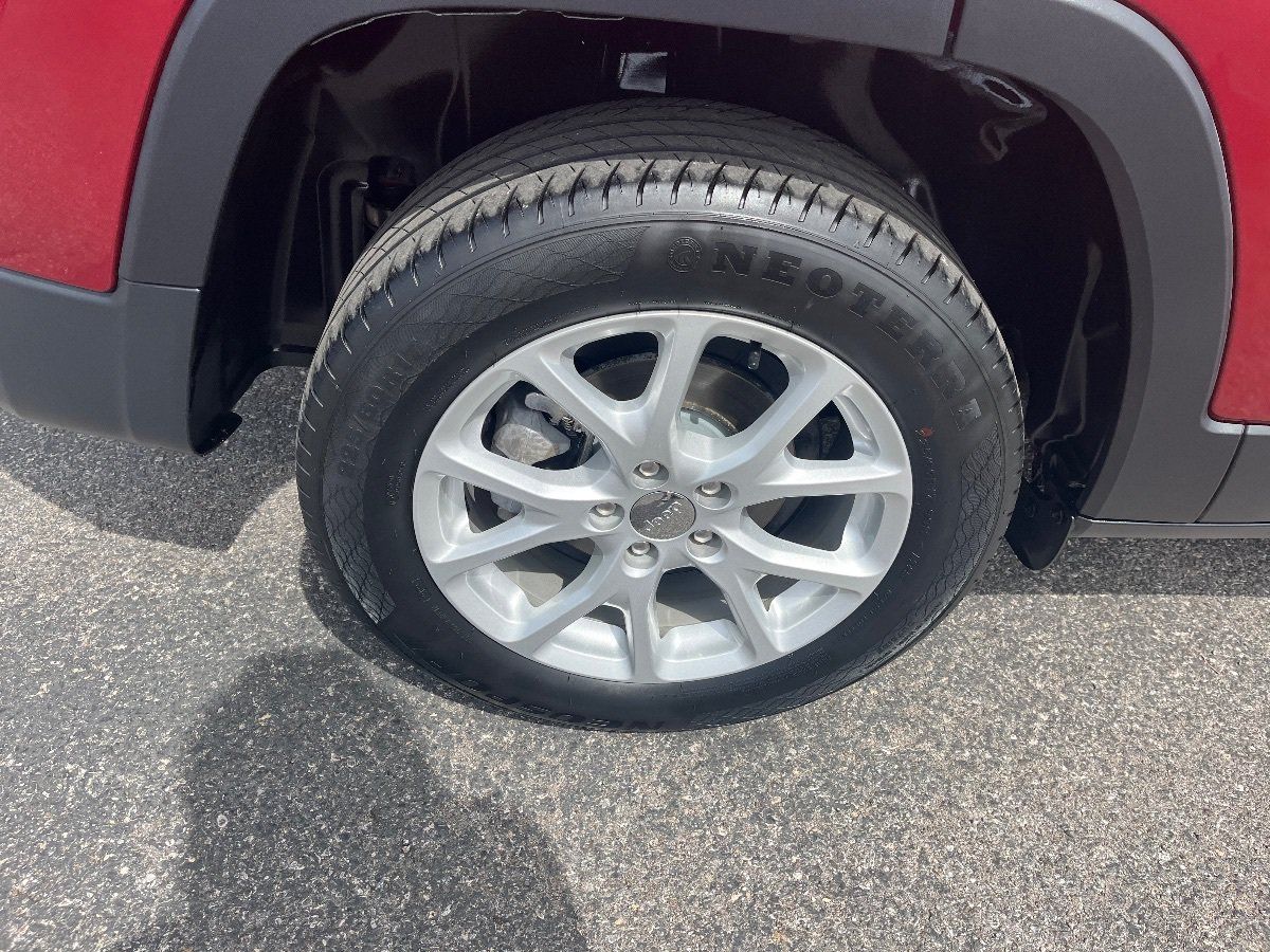 Used 2017 Jeep Cherokee Latitude w/ Comfort/Convenience Group FWD image 42