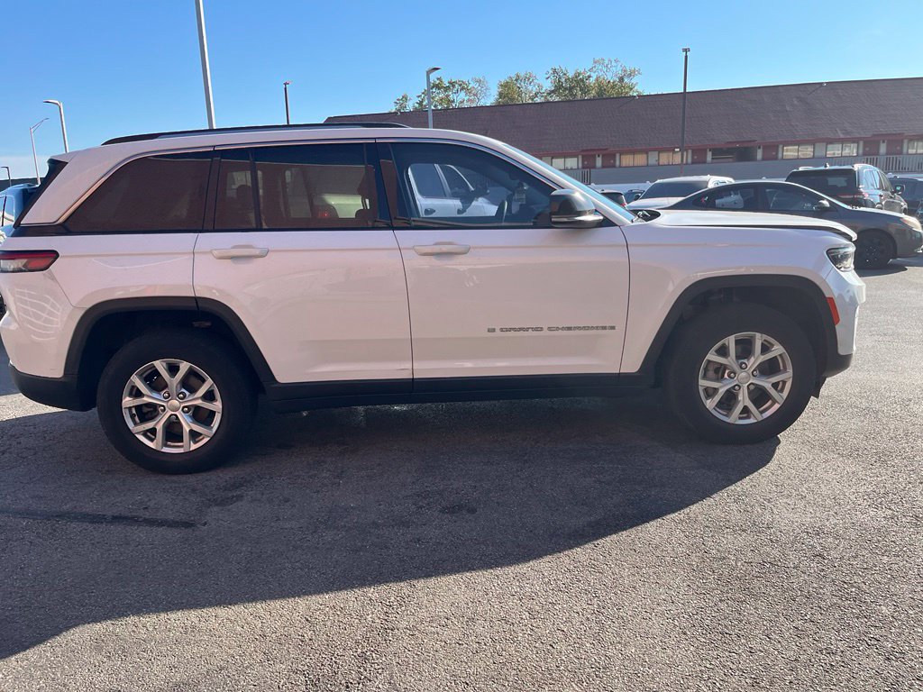 Used 2023 Jeep Grand Cherokee Limited AWD/4WD image 2