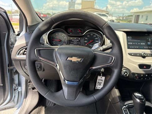 Used 2017 Chevrolet Cruze LS FWD image 12