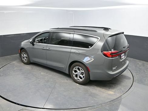 Used 2023 Chrysler Pacifica Limited FWD image 36