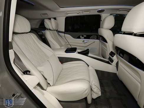 Used 2024 Mercedes-Benz Maybach GLS 600 4MATIC image 22