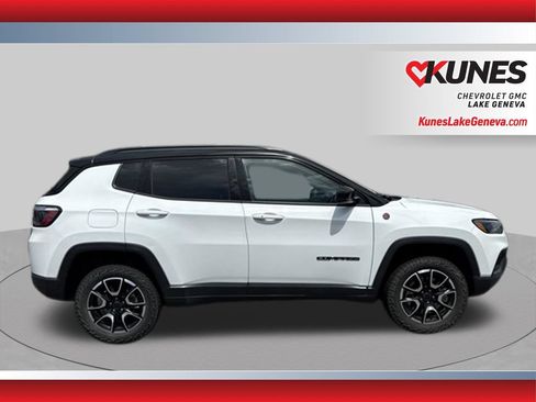 Used 2025 Jeep Compass Trailhawk AWD/4WD image 3