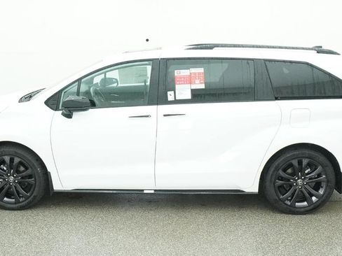New 2026 Toyota Sienna XSE FWD image 3