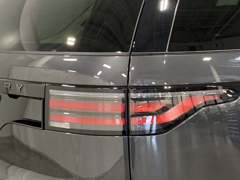 New 2025 Land Rover Discovery Dynamic SE image 18