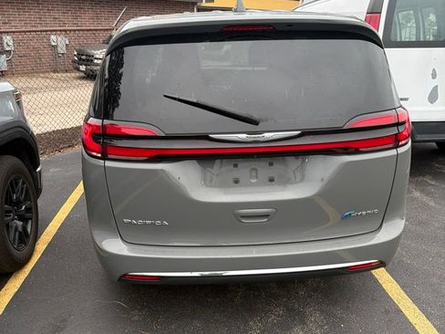 Used 2022 Chrysler Pacifica Touring-L FWD image 3
