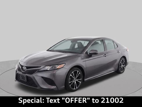 Used 2018 Toyota Camry SE FWD image 2