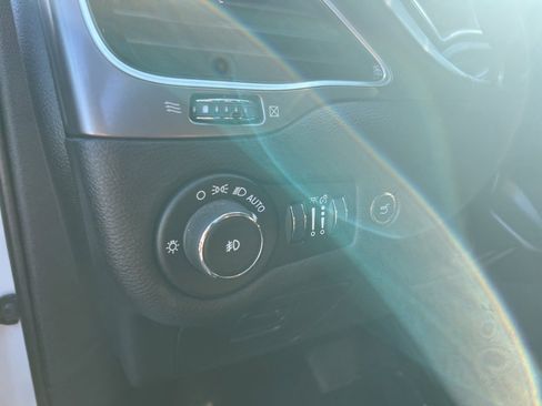 Certified 2019 Jeep Cherokee Overland image 22