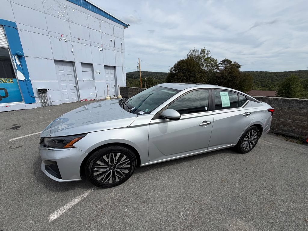 Used 2023 Nissan Altima 2.5 SV w/ SV Premium Package AWD/4WD image 2