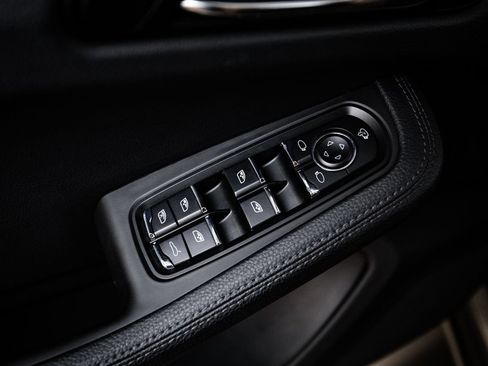 Certified 2024 Porsche Macan AWD/4WD image 22