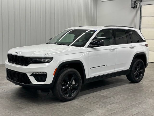 Used 2024 Jeep Grand Cherokee Limited w/ Black Appearance Package AWD/4WD image 5