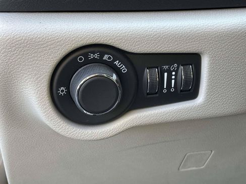 Used 2024 Chrysler Voyager LX FWD image 18