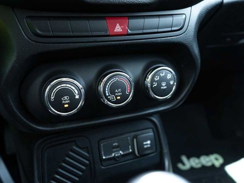 Used 2015 Jeep Renegade Latitude FWD image 19