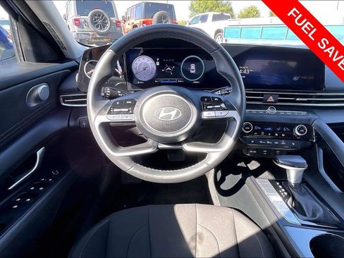 Used 2025 Hyundai Elantra SEL FWD image 5