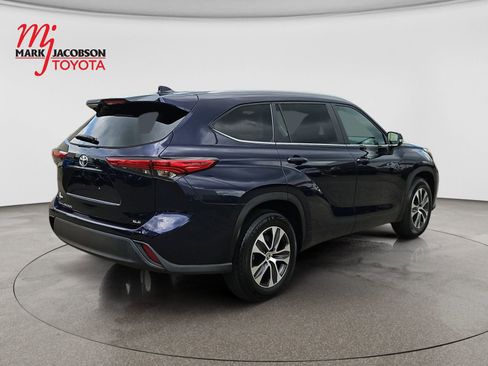 Used 2023 Toyota Highlander XLE FWD image 5
