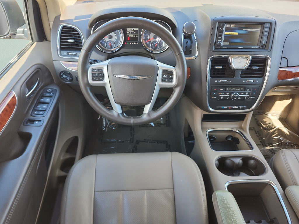 Used 2015 Chrysler Town & Country Touring-L w/ Driver Convenience Group FWD image 19
