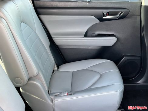 Used 2023 Toyota Highlander XLE FWD image 14