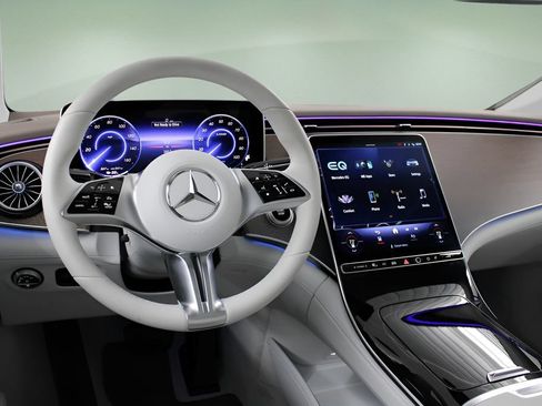 Used 2025 Mercedes-Benz EQE 350+ 4MATIC Sedan image 2