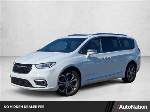 Used 2022 Chrysler Pacifica Pinnacle AWD/4WD image 1