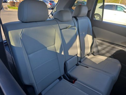 Used 2018 Volkswagen Tiguan SE image 12