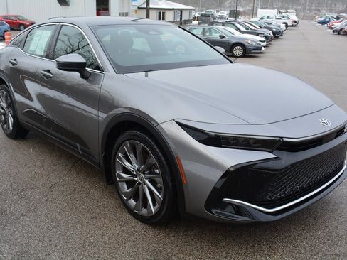 Used 2023 Toyota Crown Limited w/ Advanced Technology Package image 4