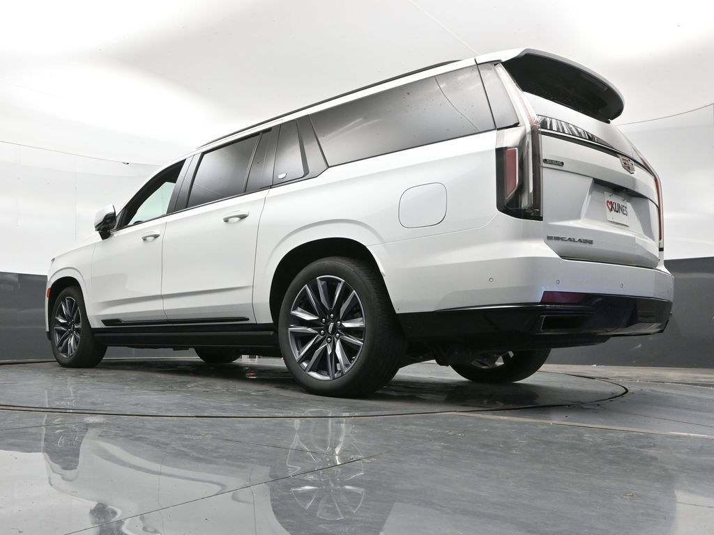 Used 2024 Cadillac Escalade ESV Sport Platinum w/ Heavy-Duty Trailer Package AWD/4WD image 29