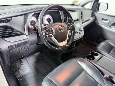 Used 2019 Toyota Sienna SE w/ SE Preferred Package AWD/4WD image 15