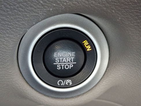 Used 2023 Chrysler Pacifica Touring-L FWD image 29