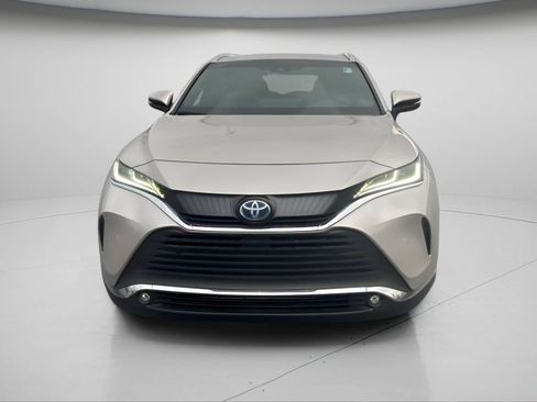 Used 2024 Toyota Venza XLE image 11