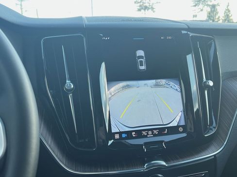 Certified 2022 Volvo XC60 B5 Momentum image 19