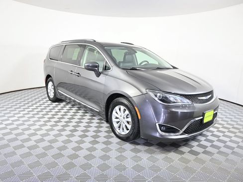 Used 2019 Chrysler Pacifica Touring-L FWD image 9