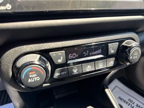 Used 2023 Nissan Kicks SR w/ SR Premium Package FWD image 19