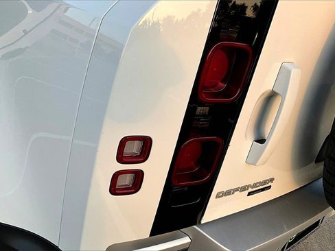 Used 2020 Land Rover Defender 110 SE image 23