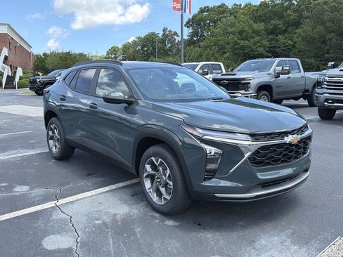 New 2026 Chevrolet Trax LT w/ Driver Confidence Package FWD image 3