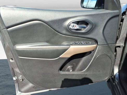 Used 2018 Jeep Cherokee Limited image 19