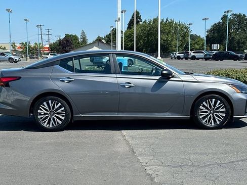 Used 2025 Nissan Altima 2.5 SV FWD image 3