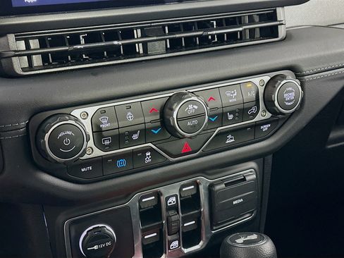 Used 2025 Jeep Wrangler Sahara image 21