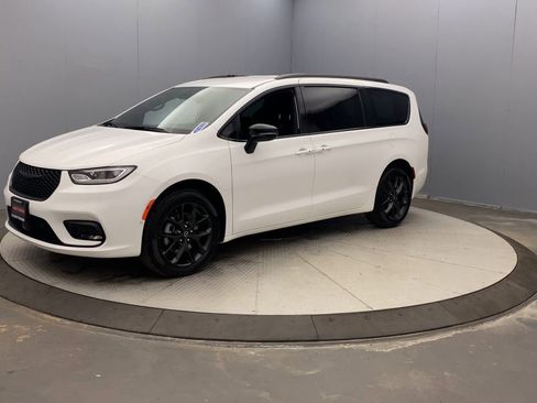 New 2026 Chrysler Pacifica Select w/ S Appearance Package image 9