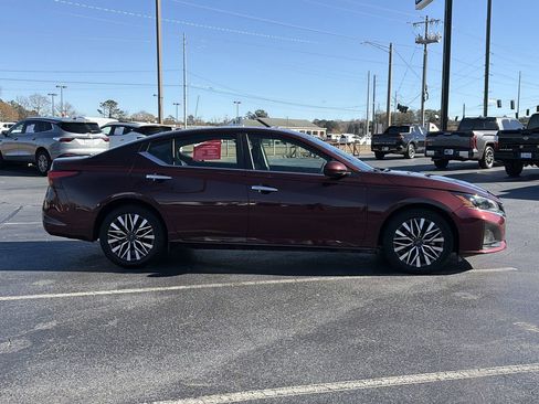 Certified 2025 Nissan Altima 2.5 SV w/ SV Premium Package image 6