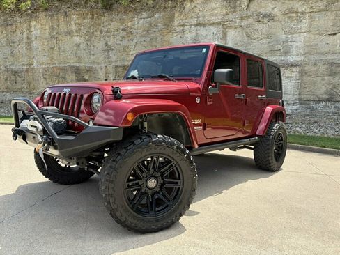Used 2013 Jeep Wrangler Unlimited Sahara w/ Dual Top Group AWD/4WD image 15