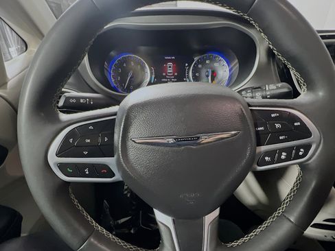 Used 2024 Chrysler Pacifica Touring-L FWD image 18
