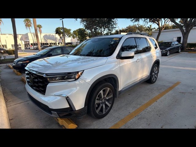 Certified 2025 Honda Pilot Touring image 2